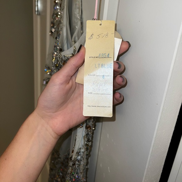 Gown - Picture 4 of 8